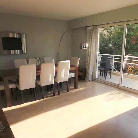 Spacious 3 Bedroom Flat Near City Centre And Beaches