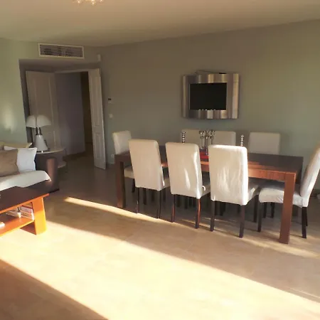 Spacious 3 Bedroom Flat Near City Centre And Beaches Apartment *