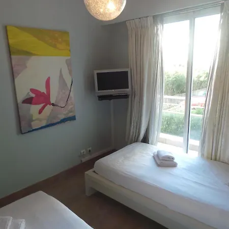 Spacious 3 Bedroom Flat Near City Centre And Beaches *
