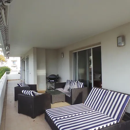 Apartment Spacious 3 Bedroom Flat Near City Centre And Beaches