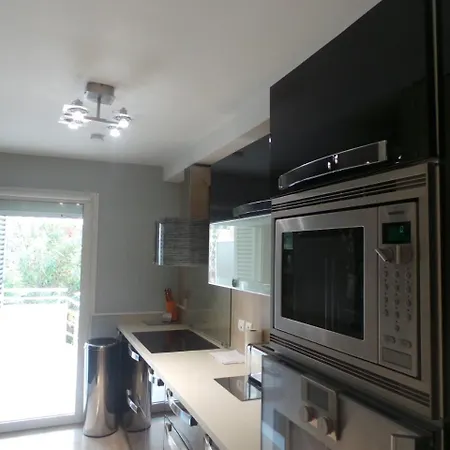 Apartment Spacious 3 Bedroom Flat Near City Centre And Beaches